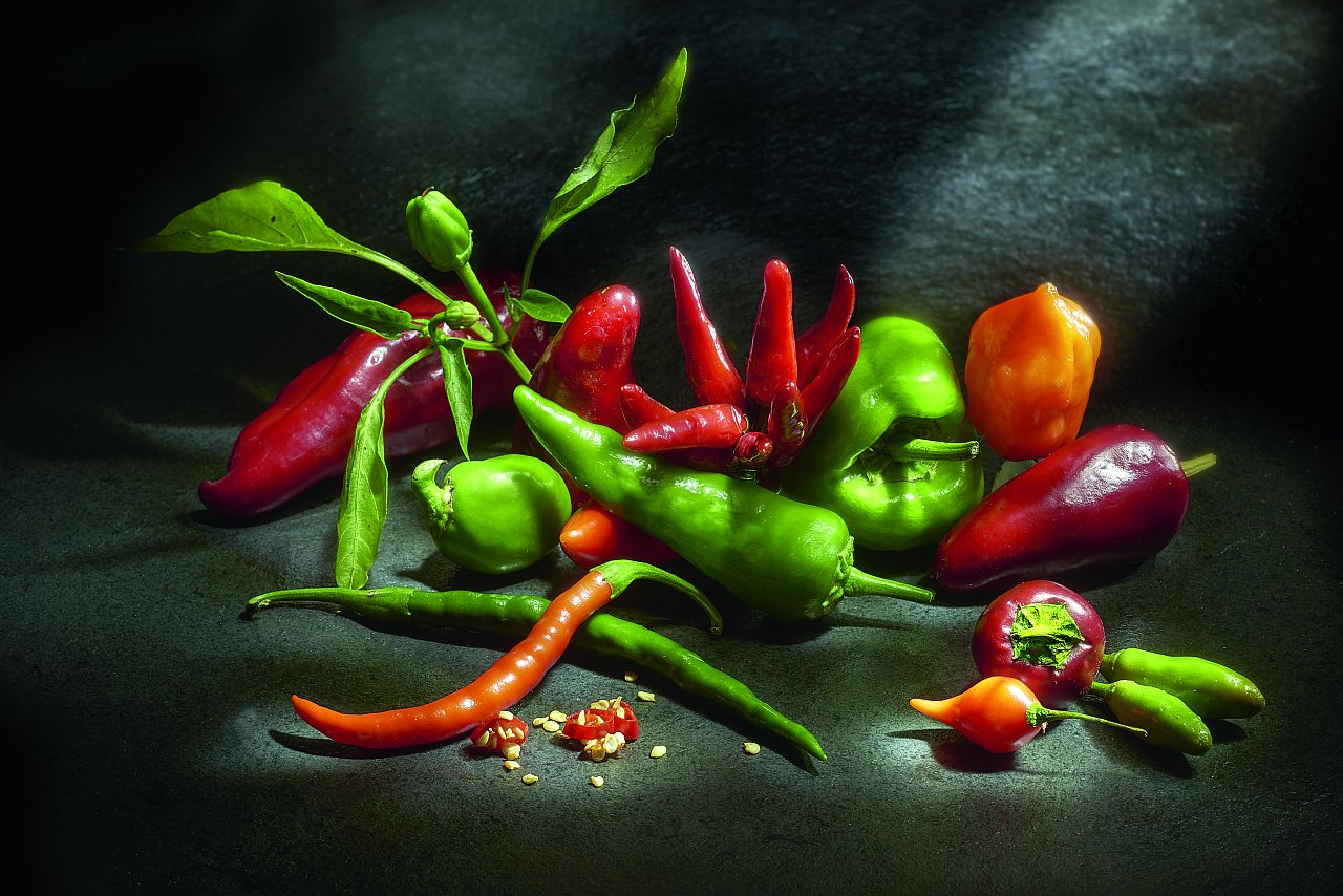 Ernst Peter Prokop, Chillies 2019, Lightpainting, pigment print on Hahnemühle FINEART, 33x48cm